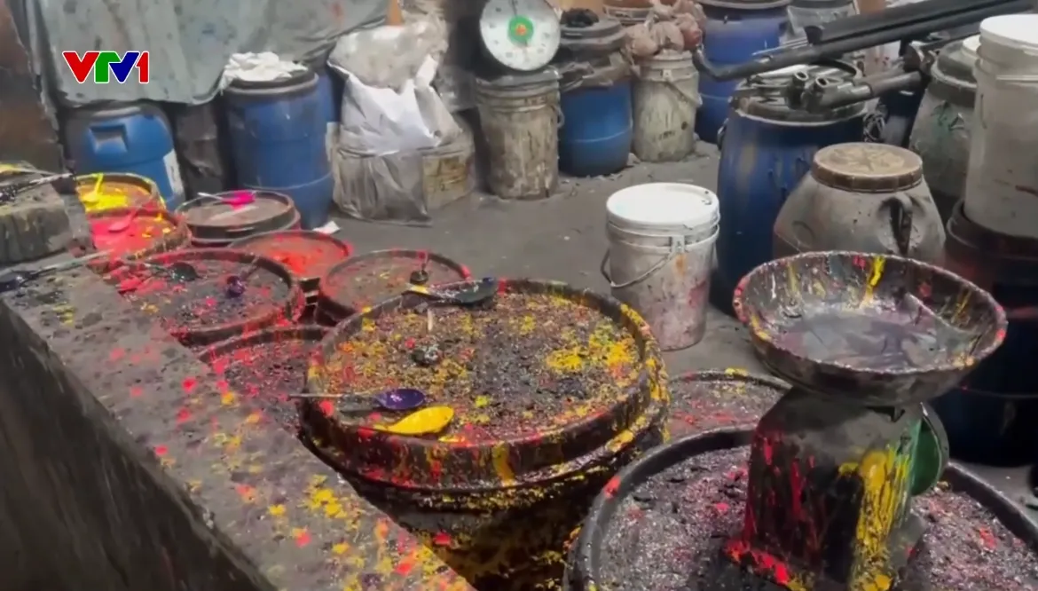 Hàng loạt cơ sở dệt nhuộm xả thải trái phép, đầu độc kênh La Khê (Hà Nội) - Ảnh 3.