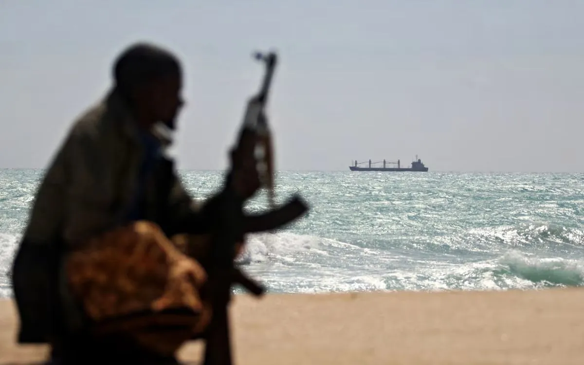 Một cướp biển Somalia có vũ trang xuất hiện trên bờ biển Hobyo, Đông Bắc Somalia, khi một tàu hàng Hy Lạp bị giữ ngoài khơi hồi tháng 1/2010. (Ảnh: AFP/Getty Images)