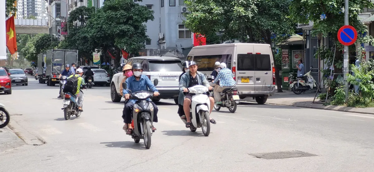 Nắng n&oacute;ng diện rộng tr&ecirc;n cả nước, Nam Bộ chiều tối mưa d&ocirc;ng - Ảnh 1.