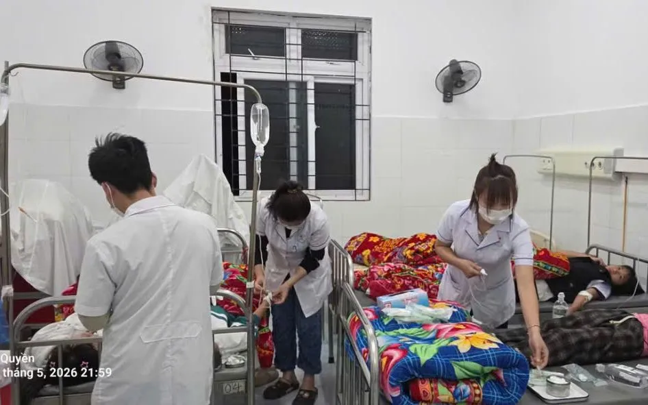 Các y, bác sĩ Bệnh viện Đa khoa Sìn Hồ tích cực thăm khám và điều trị cho các em học sinh có triệu chứng nặng sau khi ăn quả lạ (Ảnh chụp tối 14/5/2026).