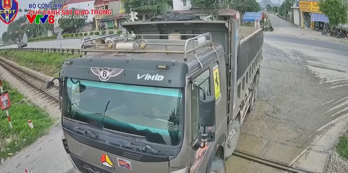 Xe tải húc rào chắn, tháo chạy trước mũi tàu hỏa
- Ảnh 1. Xe tải húc rào chắn, tháo chạy trước mũi tàu hỏa
- Ảnh 1.