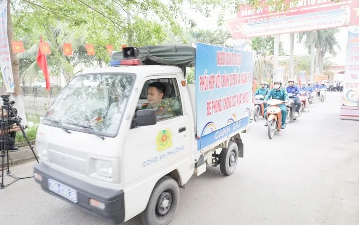 Ngay sau lễ phát động, các xe cổ động tuyên truyền đã xuất phát trên các cung đường trên toàn địa bàn xã.