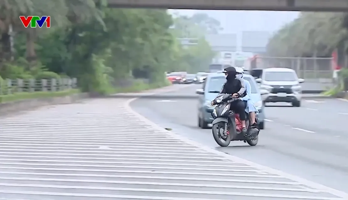 &ldquo;Tr&ecirc;u đ&ugrave;a tử thần&rdquo;, nhiều xe m&aacute;y bất chấp nguy hiểm đi v&agrave;o cao tốc Đại lộ Thăng Long - Ảnh 2.