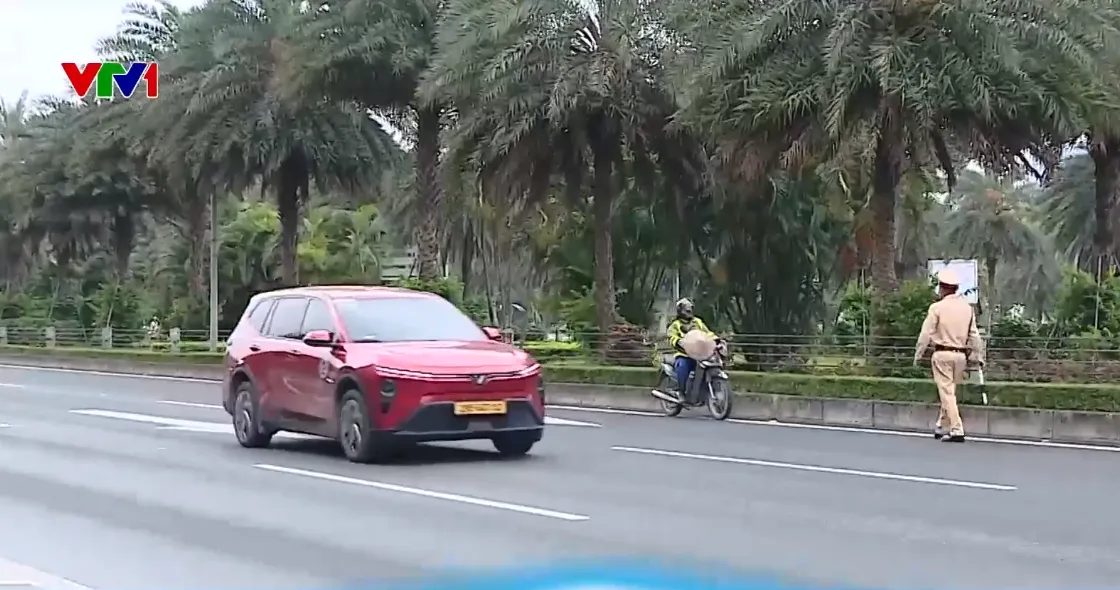 &ldquo;Tr&ecirc;u đ&ugrave;a tử thần&rdquo;, nhiều xe m&aacute;y bất chấp nguy hiểm đi v&agrave;o cao tốc Đại lộ Thăng Long - Ảnh 1.