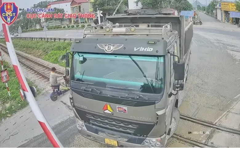 Từ 15/5, &ocirc; t&ocirc; vượt r&agrave;o chắn đường sắt bị phạt đến 20 triệu đồng - Ảnh 1.
