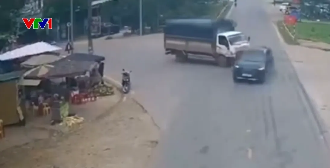 Thiếu quan sát khi qua nút giao, xe tải đâm mạnh vào đuôi xe con - Ảnh 1.