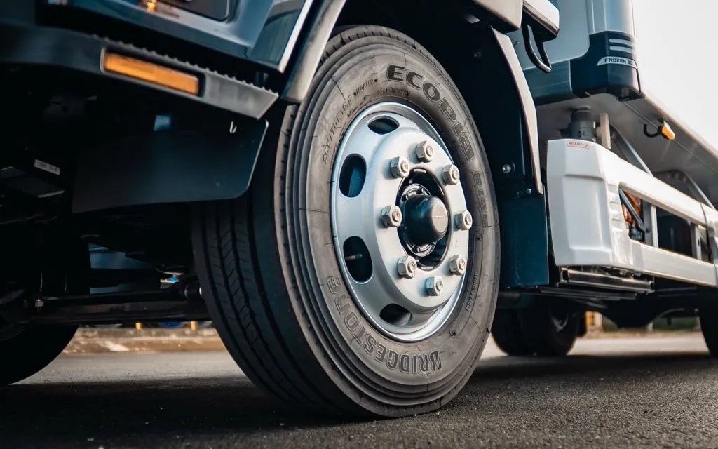 Xe tải trung tăng cường trang bị lốp Bridgestone không săm cho vận hành đường dài