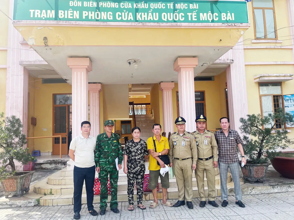 Bắt cặp vợ chồng truy n&atilde; sau 19 năm lẩn trốn tại Campuchia - Ảnh 2.