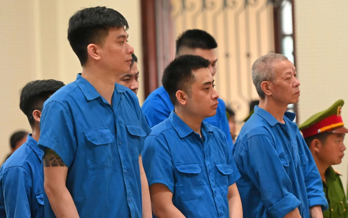 Bị cáo Bùi Đình Khánh và các đồng phạm tại toà. (ảnh: Phùng Dương)