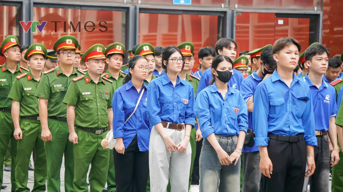 Chiến dịch M&ugrave;a h&egrave; số c&ugrave;ng VNeID: "Đi từng ng&otilde;, g&otilde; từng nh&agrave;" đưa tiện &iacute;ch số đến với người d&acirc;n - Ảnh 12.