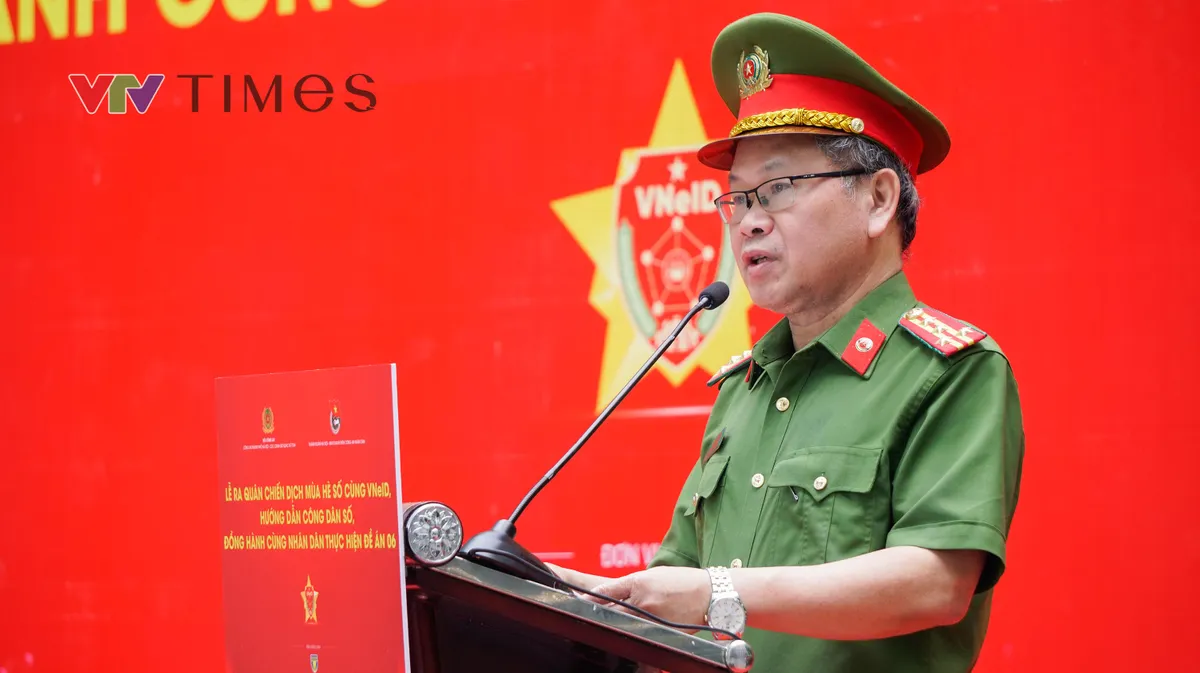 Chiến dịch M&ugrave;a h&egrave; số c&ugrave;ng VNeID: "Đi từng ng&otilde;, g&otilde; từng nh&agrave;" đưa tiện &iacute;ch số đến với người d&acirc;n - Ảnh 2.