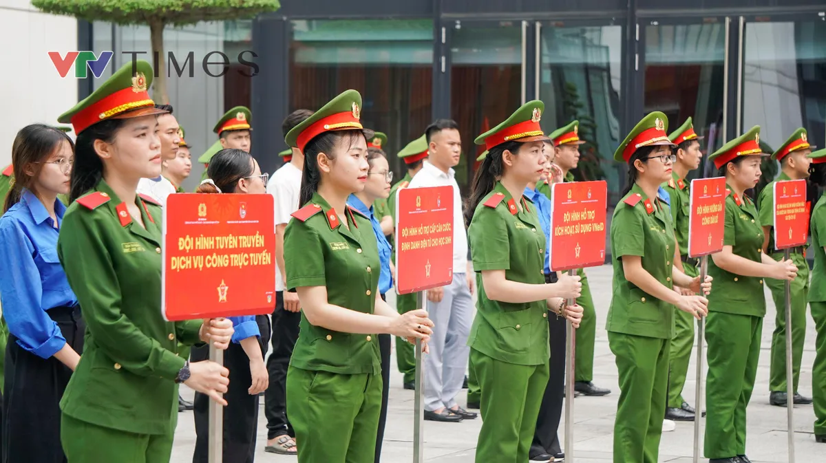 Chiến dịch M&ugrave;a h&egrave; số c&ugrave;ng VNeID: "Đi từng ng&otilde;, g&otilde; từng nh&agrave;" đưa tiện &iacute;ch số đến với người d&acirc;n - Ảnh 11.