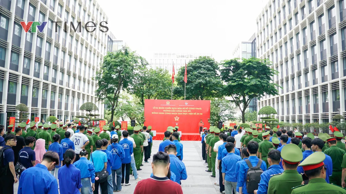 Chiến dịch M&ugrave;a h&egrave; số c&ugrave;ng VNeID: "Đi từng ng&otilde;, g&otilde; từng nh&agrave;" đưa tiện &iacute;ch số đến với người d&acirc;n - Ảnh 6.