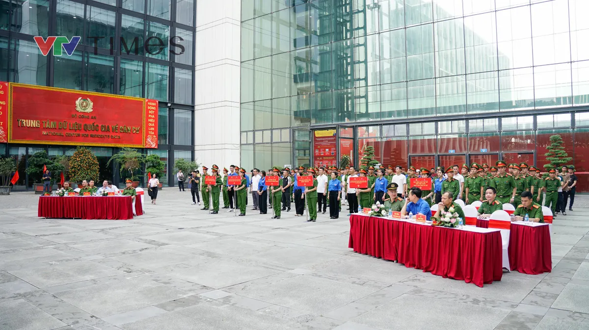 Chiến dịch M&ugrave;a h&egrave; số c&ugrave;ng VNeID: "Đi từng ng&otilde;, g&otilde; từng nh&agrave;" đưa tiện &iacute;ch số đến với người d&acirc;n - Ảnh 10.
