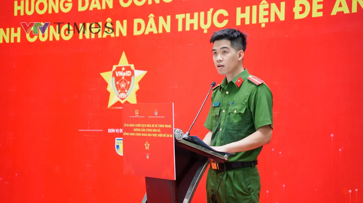 Chiến dịch M&ugrave;a h&egrave; số c&ugrave;ng VNeID: "Đi từng ng&otilde;, g&otilde; từng nh&agrave;" đưa tiện &iacute;ch số đến với người d&acirc;n - Ảnh 5.