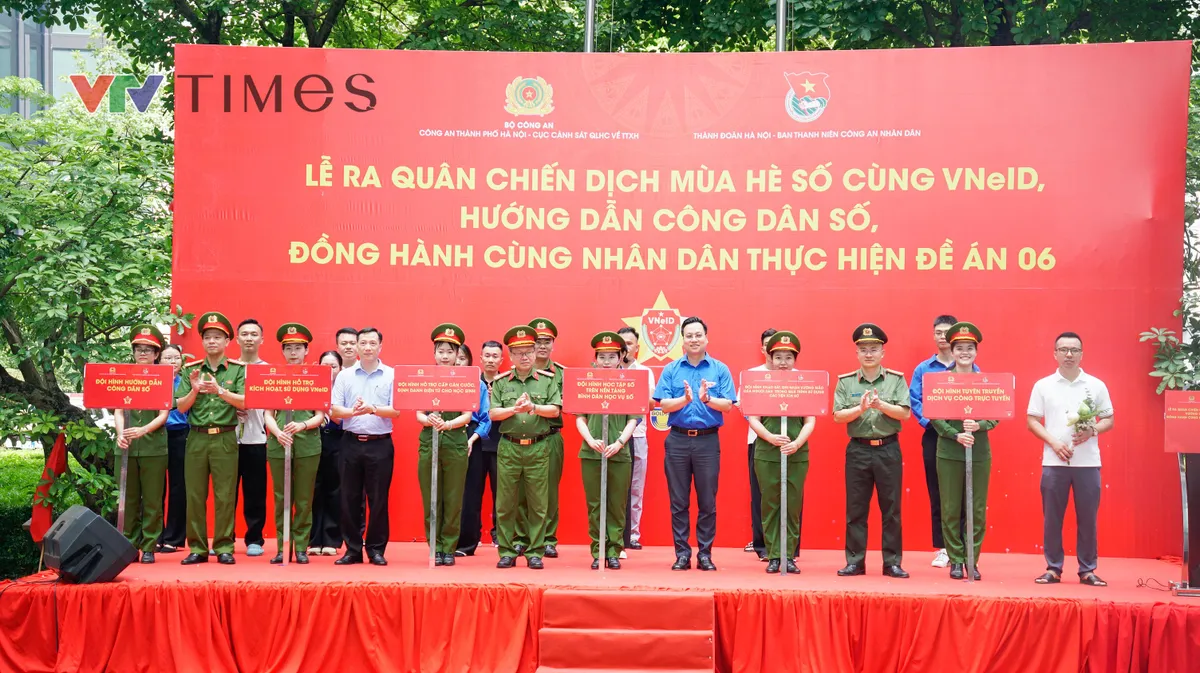 Chiến dịch M&ugrave;a h&egrave; số c&ugrave;ng VNeID: "Đi từng ng&otilde;, g&otilde; từng nh&agrave;" đưa tiện &iacute;ch số đến với người d&acirc;n - Ảnh 1.