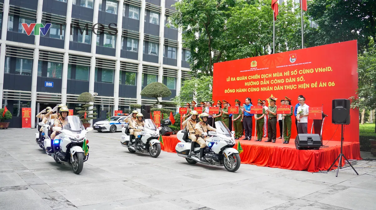 Chiến dịch M&ugrave;a h&egrave; số c&ugrave;ng VNeID: "Đi từng ng&otilde;, g&otilde; từng nh&agrave;" đưa tiện &iacute;ch số đến với người d&acirc;n - Ảnh 4.