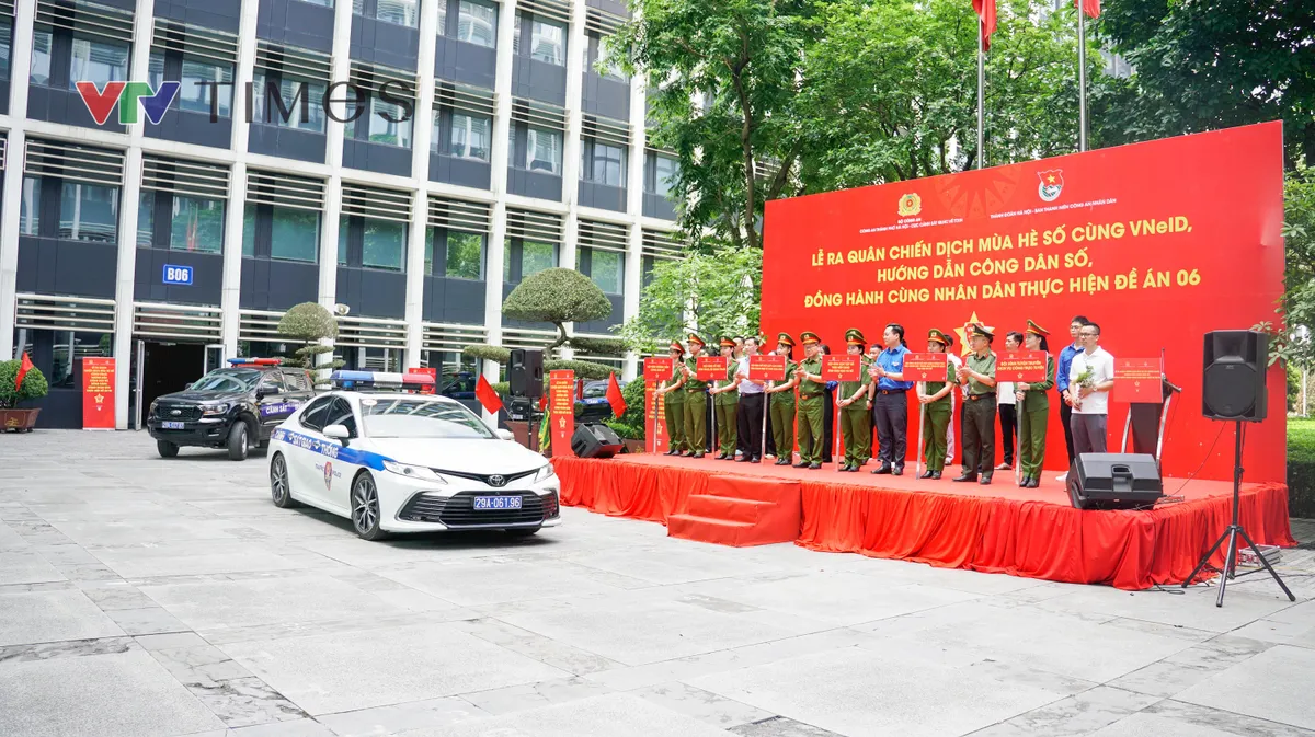 Chiến dịch M&ugrave;a h&egrave; số c&ugrave;ng VNeID: "Đi từng ng&otilde;, g&otilde; từng nh&agrave;" đưa tiện &iacute;ch số đến với người d&acirc;n - Ảnh 7.