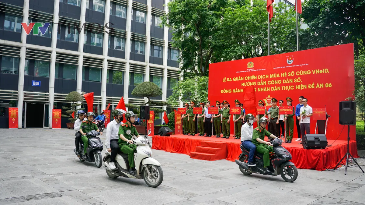 Chiến dịch M&ugrave;a h&egrave; số c&ugrave;ng VNeID: "Đi từng ng&otilde;, g&otilde; từng nh&agrave;" đưa tiện &iacute;ch số đến với người d&acirc;n - Ảnh 8.