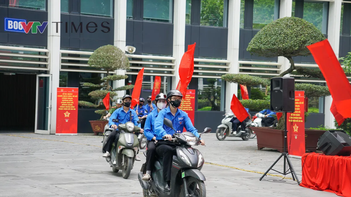 Chiến dịch M&ugrave;a h&egrave; số c&ugrave;ng VNeID: "Đi từng ng&otilde;, g&otilde; từng nh&agrave;" đưa tiện &iacute;ch số đến với người d&acirc;n - Ảnh 9.