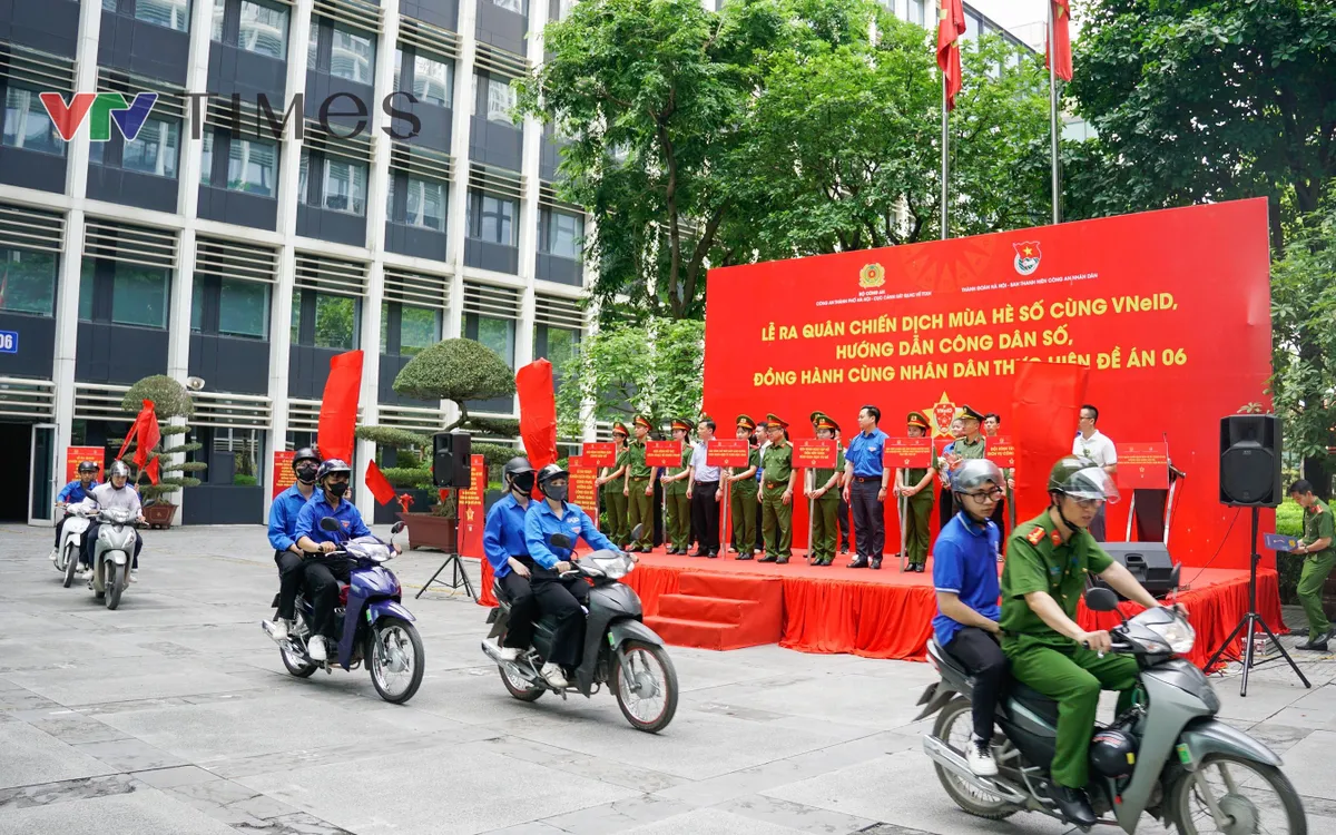 Các lực lượng ra quân Chiến dịch "Mùa hè số cùng VNeID". (Ảnh: Phùng Anh)