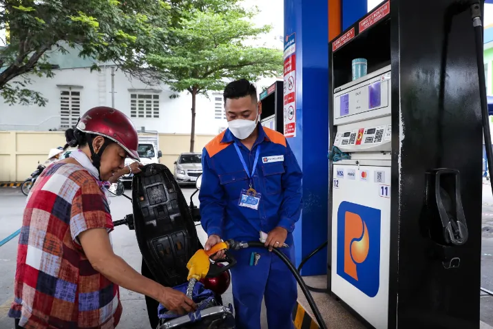 Giá xăng dầu hôm nay (16-5): Tăng vọt do lo ngại xung đột Mỹ - Iran leo thang
- Ảnh 2. Giá xăng dầu hôm nay (16-5): Tăng vọt do lo ngại xung đột Mỹ - Iran leo thang
- Ảnh 2.