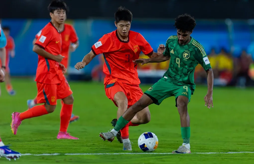 U17 Trung Quốc ngược d&ograve;ng đ&aacute;nh bại U17 Saudi Arabia, chờ gặp U17 Việt Nam ở b&aacute;n kết- Ảnh 1.