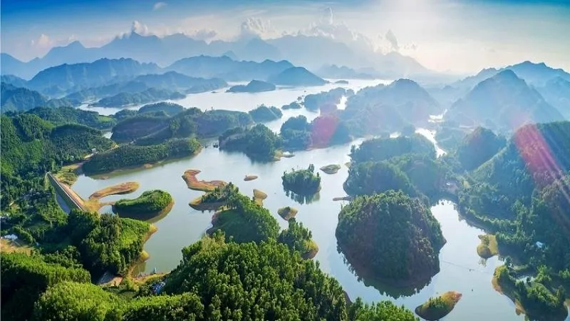 Người d&acirc;n đổ về hồ N&uacute;i Cốc trong m&ugrave;a du lịch Th&aacute;i Nguy&ecirc;n 2026- Ảnh 1.