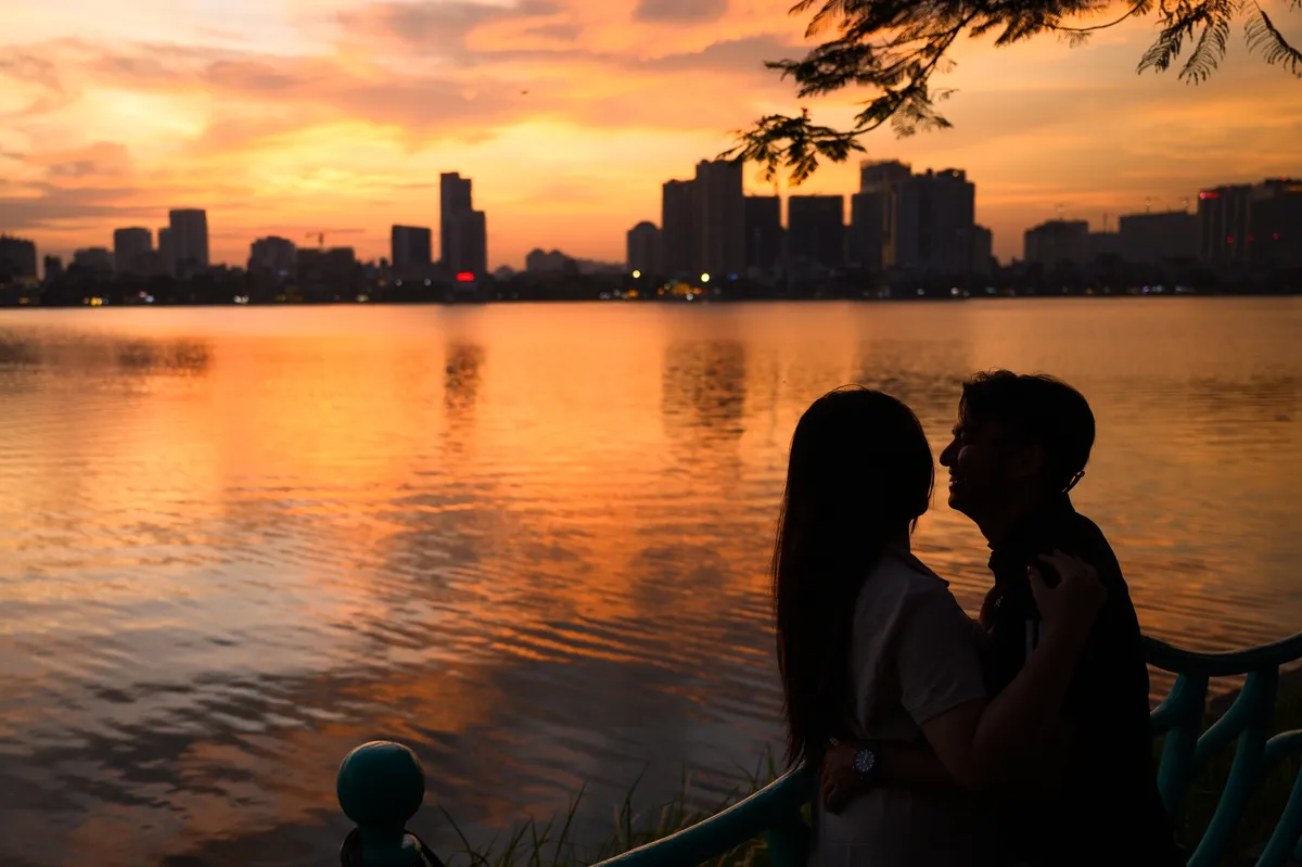 Ho&agrave;ng h&ocirc;n Hồ T&acirc;y chiều th&aacute;ng 5 h&uacute;t đ&ocirc;ng người d&acirc;n v&agrave; du kh&aacute;ch- Ảnh 2.