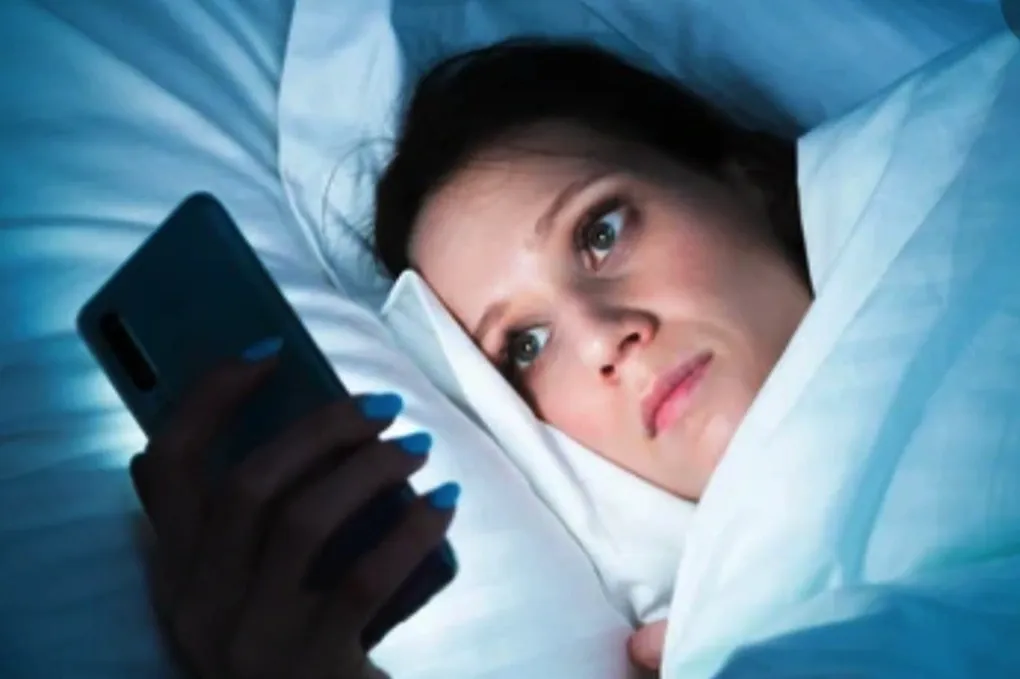 C&ocirc; g&aacute;i bị &ldquo;đột quỵ mắt&rdquo; v&igrave; th&oacute;i quen d&ugrave;ng điện thoại trước khi ngủ- Ảnh 1.