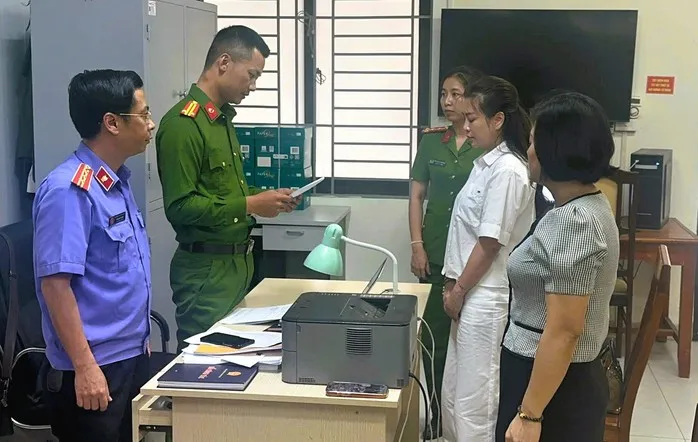 Nữ gi&aacute;m đốc v&agrave; kế to&aacute;n nh&agrave; xe V&acirc;n Anh ở Thanh H&oacute;a trốn thuế 34 tỷ đồng- Ảnh 1.