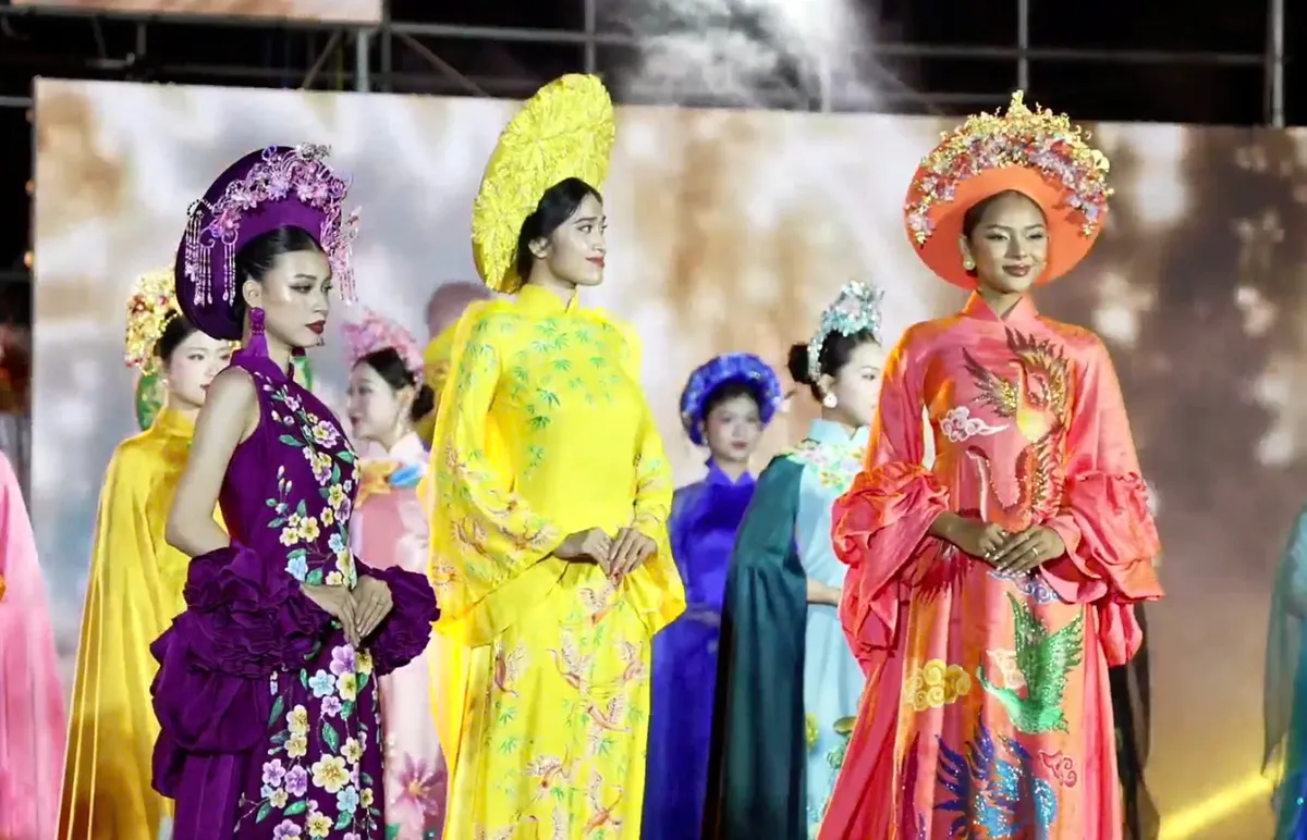 “Áo dài Show” - Hành trình 10 năm giữ hồn văn hóa, nâng tầm du lịch Việt- Ảnh 2. “Áo dài Show” - Hành trình 10 năm giữ hồn văn hóa, nâng tầm du lịch Việt- Ảnh 2.