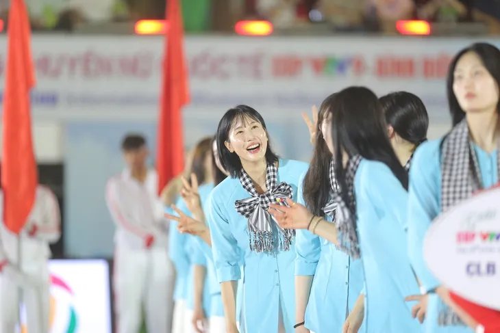 Các VĐV Suwon luôn nở nụ cười trên môi, tạo ra cảm giác gần gũi - Ảnh ĐỨC KHUÊ.jpg