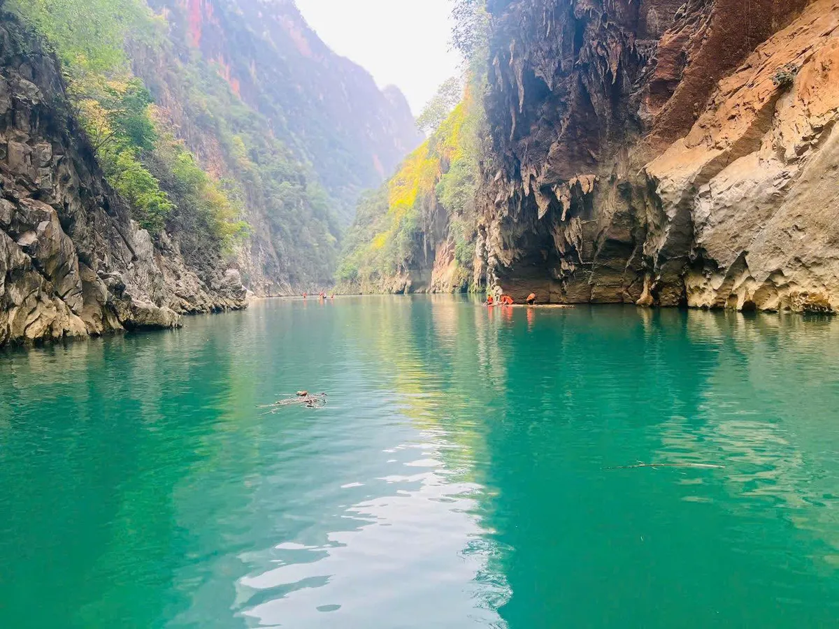 Lao xuống sông Nho Quế cứu bạn, thanh niên đuối nước tử vong, người bạn mất tích - Ảnh 1.