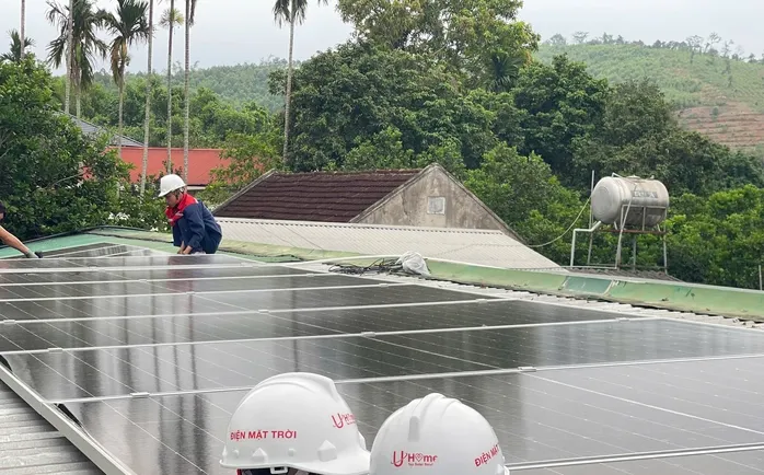 Giá tấm pin năng lượng, pin lưu trữ đồng loạt tăng giữa "cơn sốt" lắp điện mặt trời mái nhà- Ảnh 1. Giá tấm pin năng lượng, pin lưu trữ đồng loạt tăng giữa "cơn sốt" lắp điện mặt trời mái nhà- Ảnh 1.