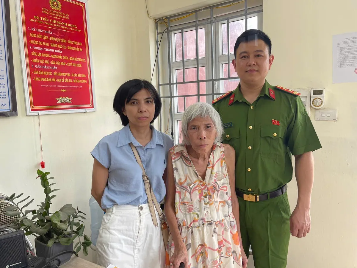 Người phụ nữ cao tuổi đi lạc được C&ocirc;ng an H&agrave; Nội hỗ trợ về với gia đ&igrave;nh  - Ảnh 1.