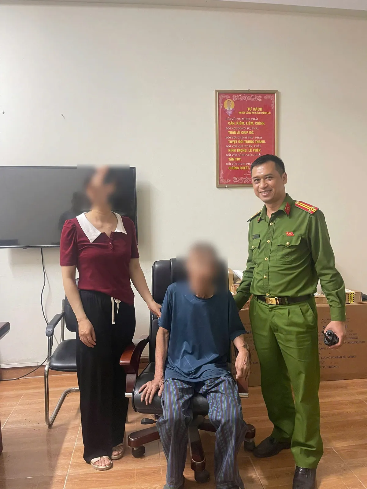 Người phụ nữ cao tuổi đi lạc được C&ocirc;ng an H&agrave; Nội hỗ trợ về với gia đ&igrave;nh  - Ảnh 2.