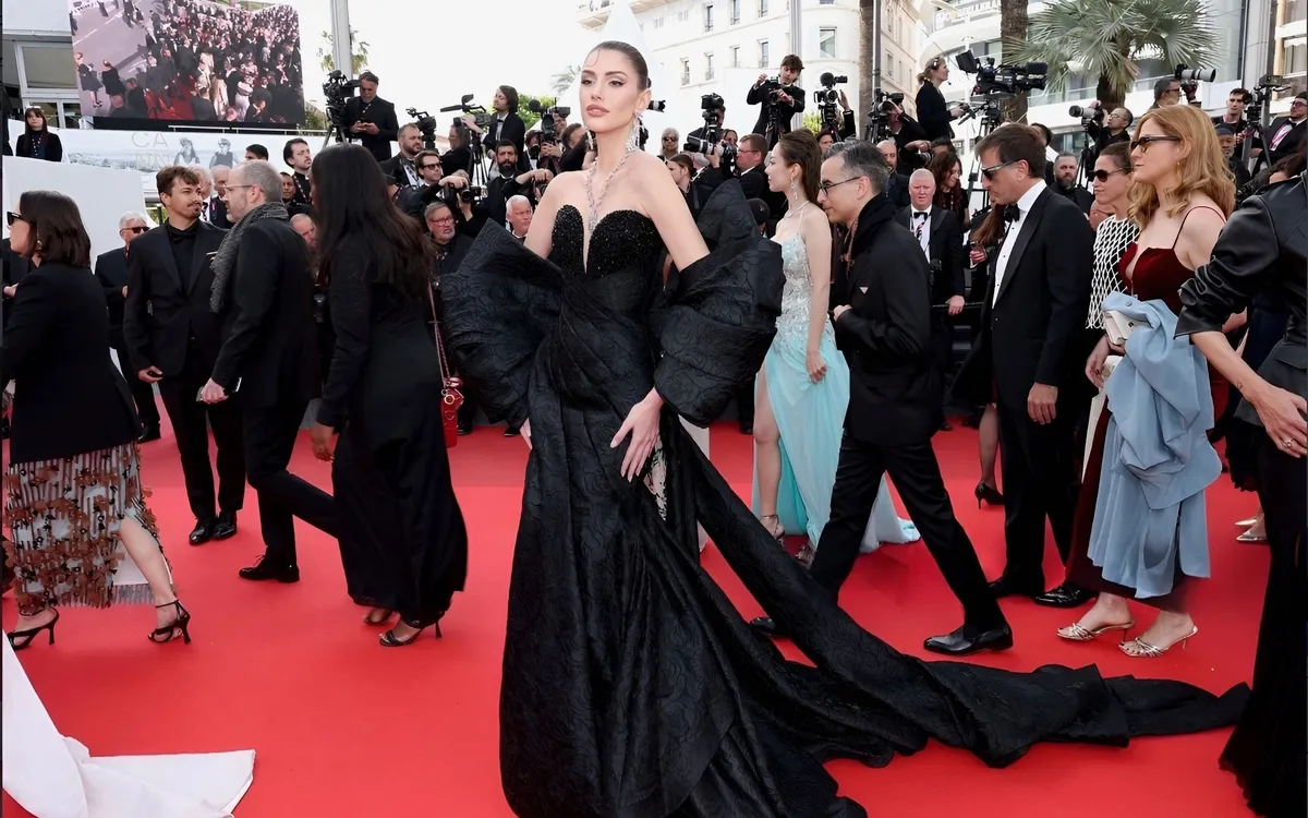 Miss Grand International Isabella Menin quyến rũ tại Cannes với thiết kế “Hoa lan đen” của Lê Thanh Hòa