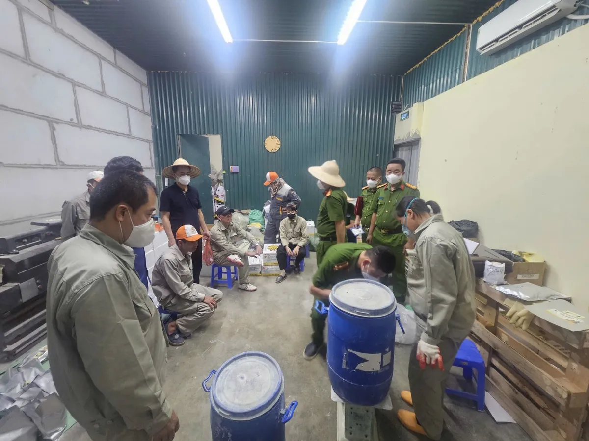 Người đ&agrave;n &ocirc;ng từ H&agrave; Nội đến Ph&uacute; Thọ thu&ecirc; xưởng sản xuất thuốc diệt mối giả - Ảnh 1.