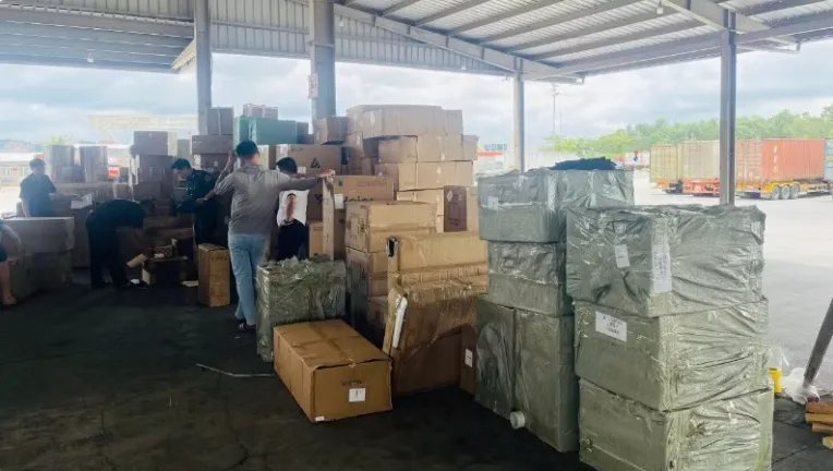 Ph&aacute;t hiện nhiều laptop, iPhone cũ v&agrave; h&agrave;ng chục ngh&igrave;n sản phẩm vi phạm sở hữu tr&iacute; tuệ tại nhiều cửa khẩu - Ảnh 1.