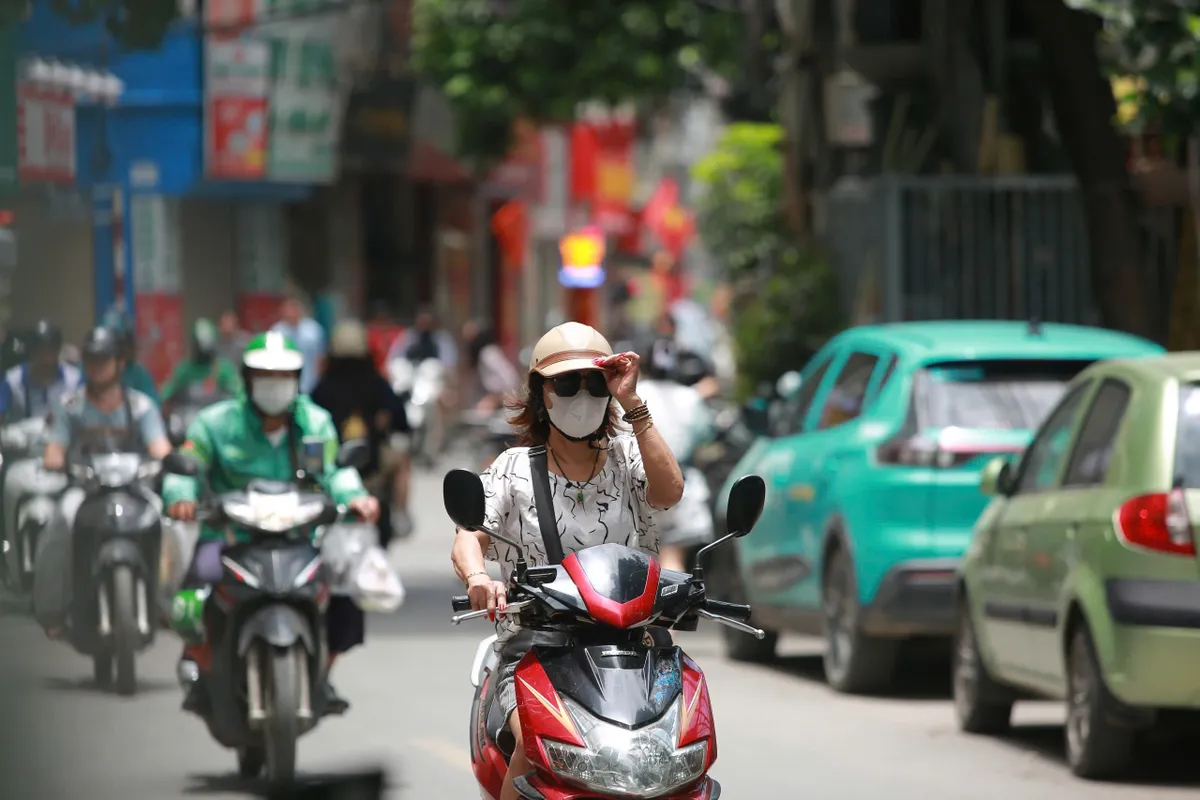 Nắng n&oacute;ng ở cả 3 miền, nhiều nơi chiều tối mưa d&ocirc;ng - Ảnh 1.