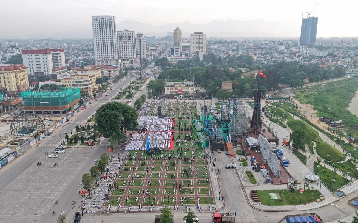 Quảng trường Võ Nguyên Giáp ngập tràn các khối sạp ngay ngắn trước giờ bấm giờ kỷ lục.