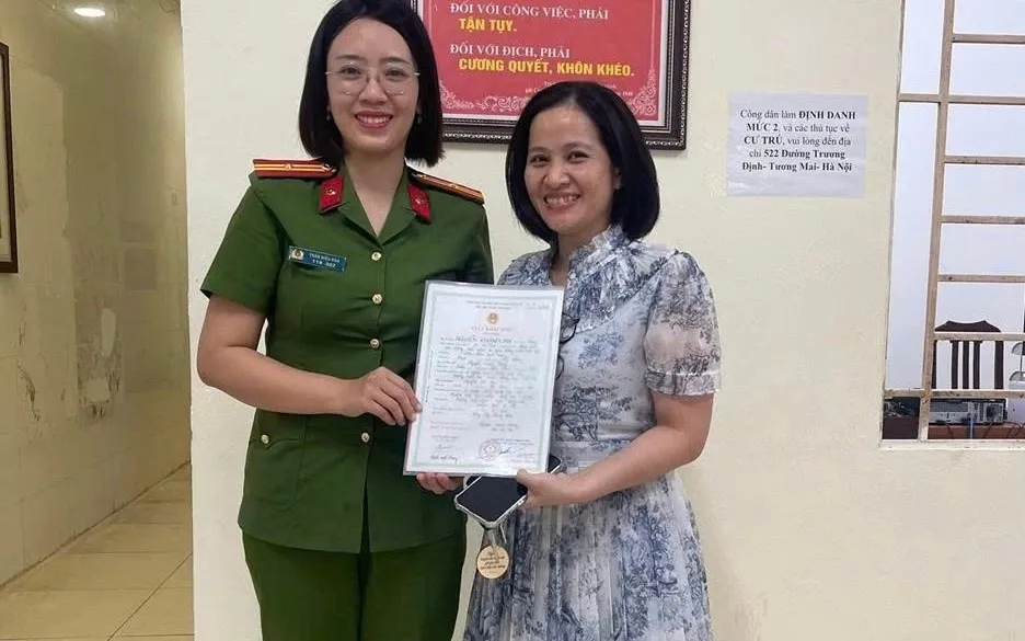 Trao trả giấy tờ thất lạc cho người dân