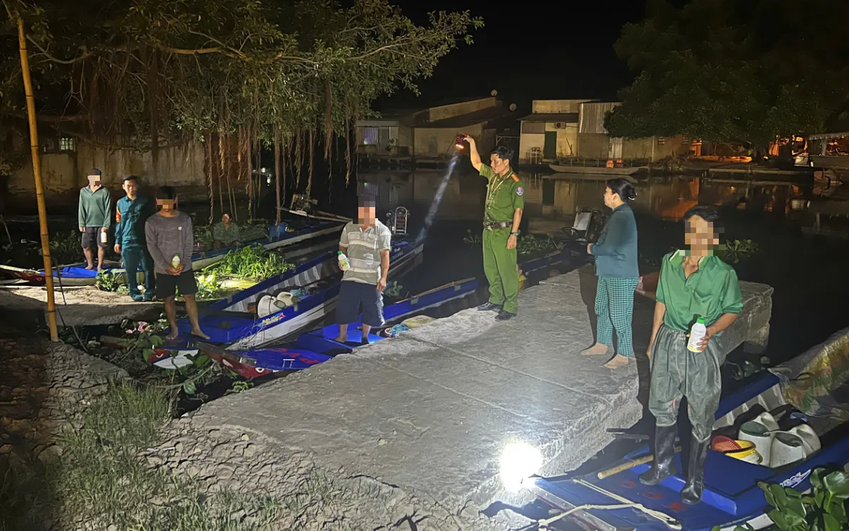 Công an xã Phương Bình tuần tra, kiểm tra các tuyến sông trên địa bàn.