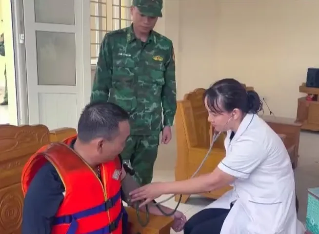 Kịp thời cứu 4 ngư dân gặp nạn trên vùng biển Cô Tô- Ảnh 1. Kịp thời cứu 4 ngư dân gặp nạn trên vùng biển Cô Tô- Ảnh 1.
