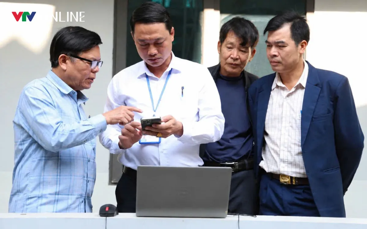 Cán bộ Trung tâm hành chính công xã Thanh Thủy hướng dẫn người dân sử dụng điện thoại thông minh. Ảnh: Thu Hường 