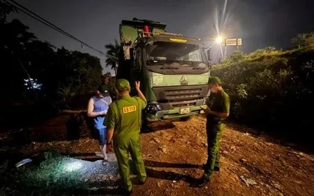 Tổ công tác ngăn chặn hành vi đổ thải trái phép ra khu vực bờ đê