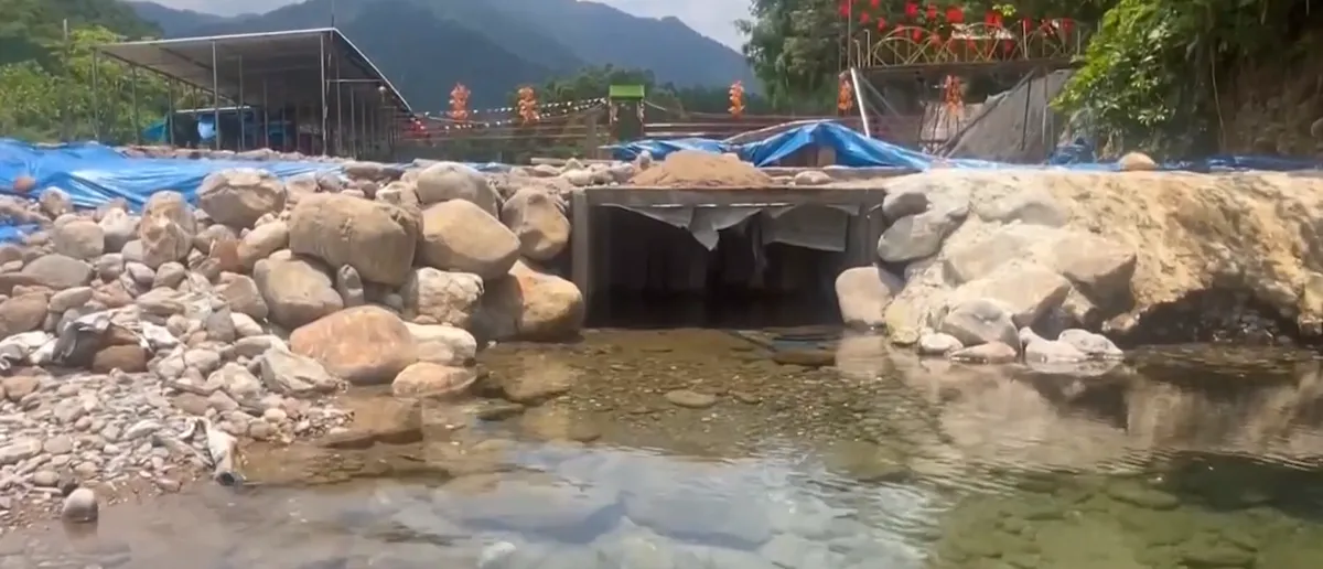 Nguy cơ từ tình trạng ngăn dòng sông suối để phục vụ kinh doanh- Ảnh 2. Nguy cơ từ tình trạng ngăn dòng sông suối để phục vụ kinh doanh- Ảnh 2.