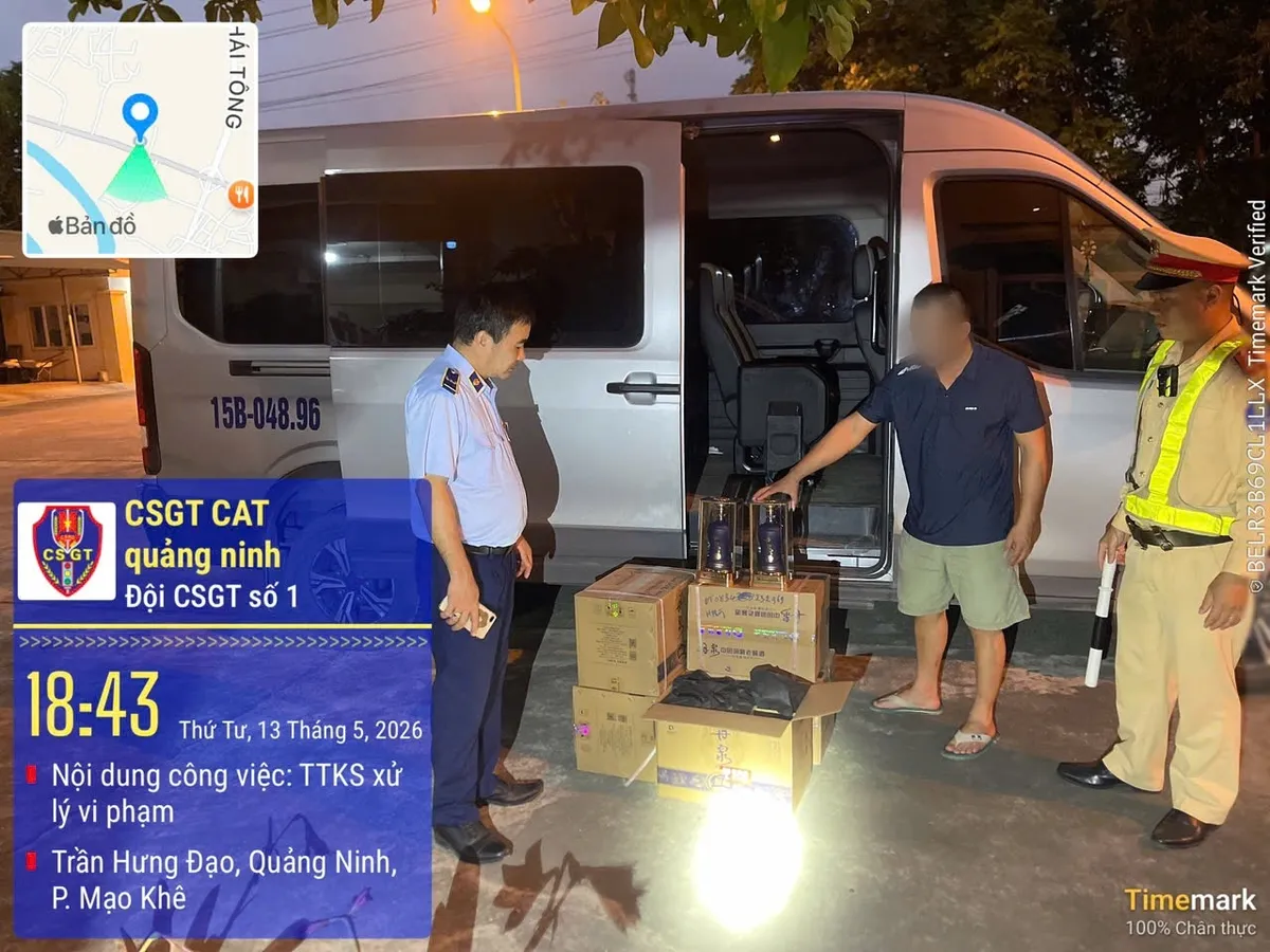 Ph&aacute;t hiện xe kh&aacute;ch chở 6 th&ugrave;ng rượu nh&atilde;n m&aacute;c nước ngo&agrave;i kh&ocirc;ng r&otilde; xuất xứ - Ảnh 1.