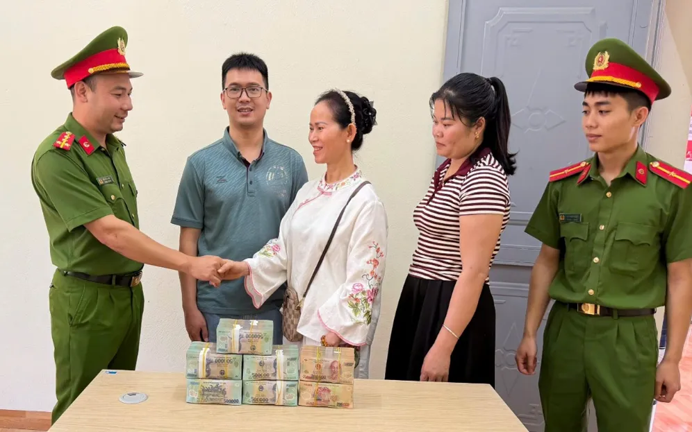 Lực lượng Công an xã Pắc Ta (tỉnh Lai Châu) chứng kiến và hỗ trợ thủ tục bàn giao lại 2,9 tỷ đồng cho chị Đỗ Thị Út Bốn (trú tại tỉnh Lâm Đồng).